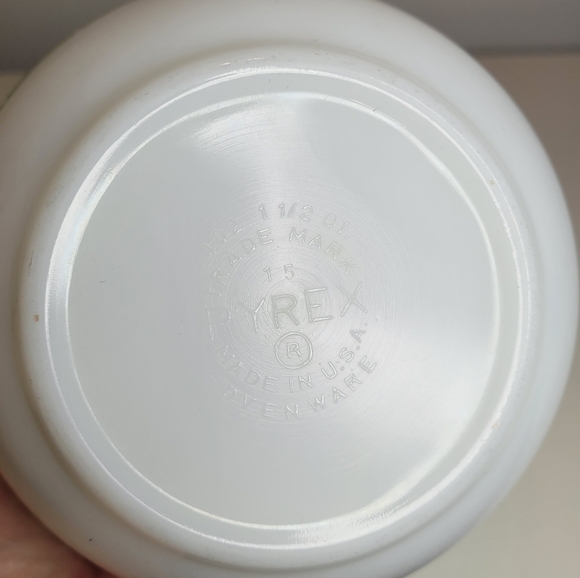 Pyrex Vintage 1960s White Verde 1½ QT bowl - Picture 6 of 8